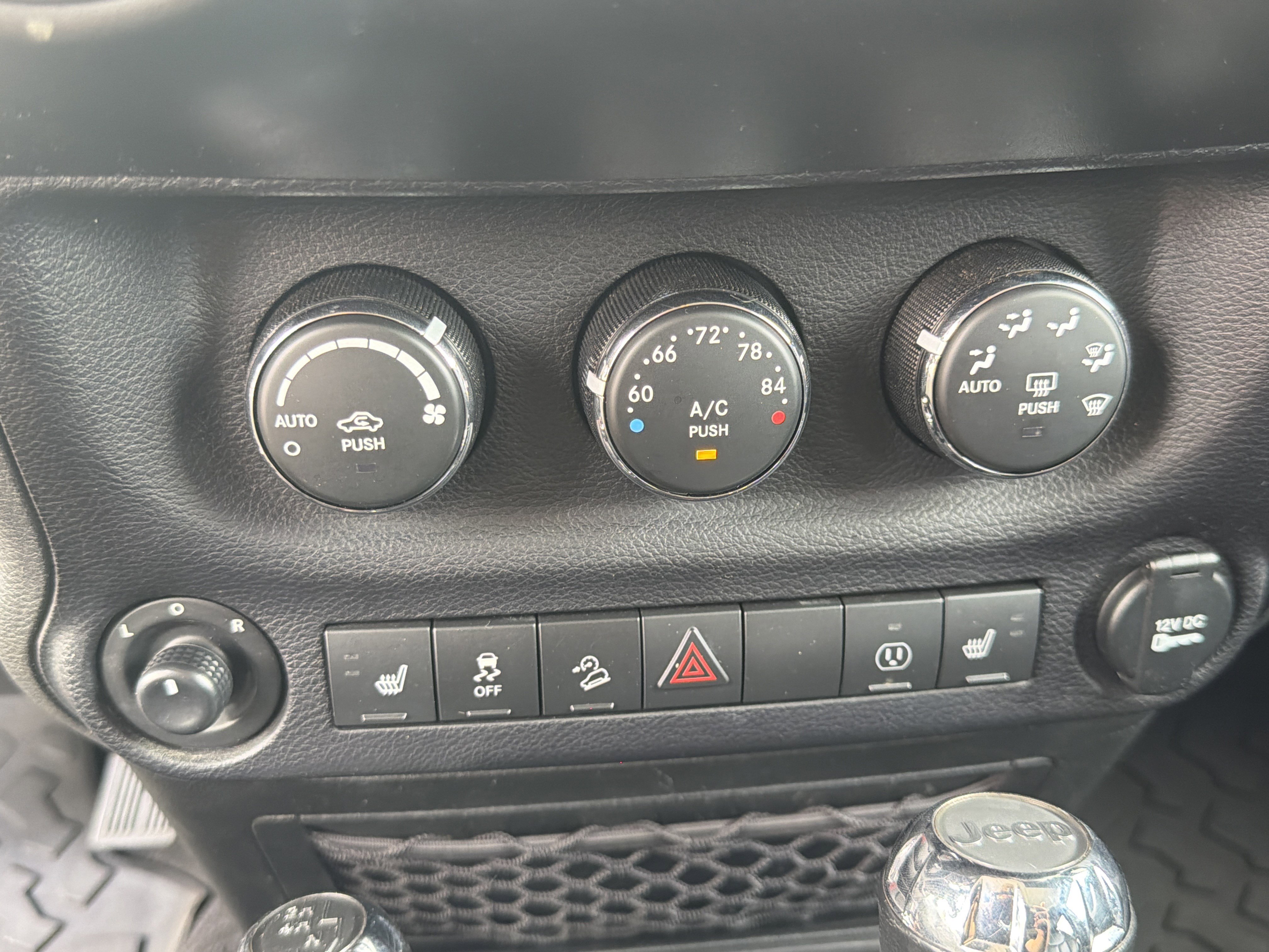 Used 2017 Jeep Wrangler Unlimited Sahara w/ Connectivity Group AWD/4WD image 6