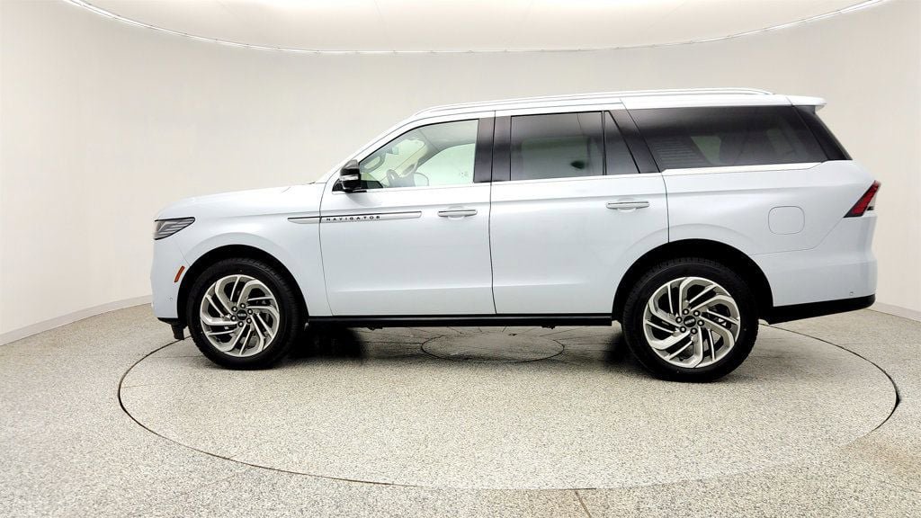 Used 2025 Lincoln Navigator Reserve AWD/4WD image 8