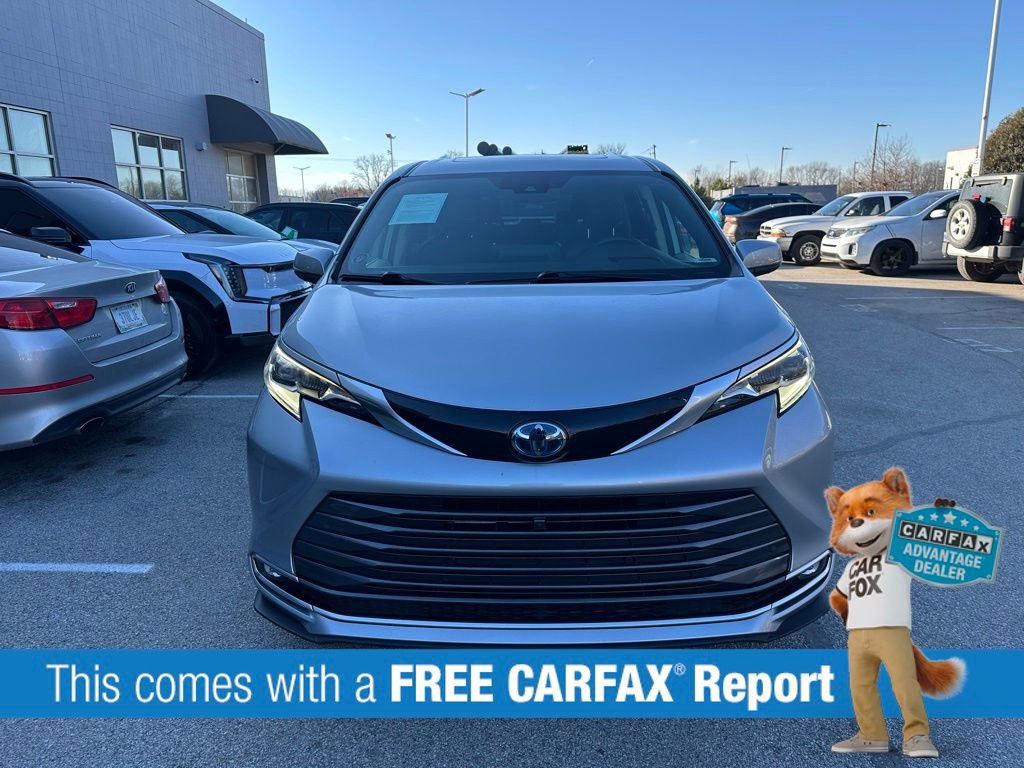 Used 2022 Toyota Sienna Platinum image 2