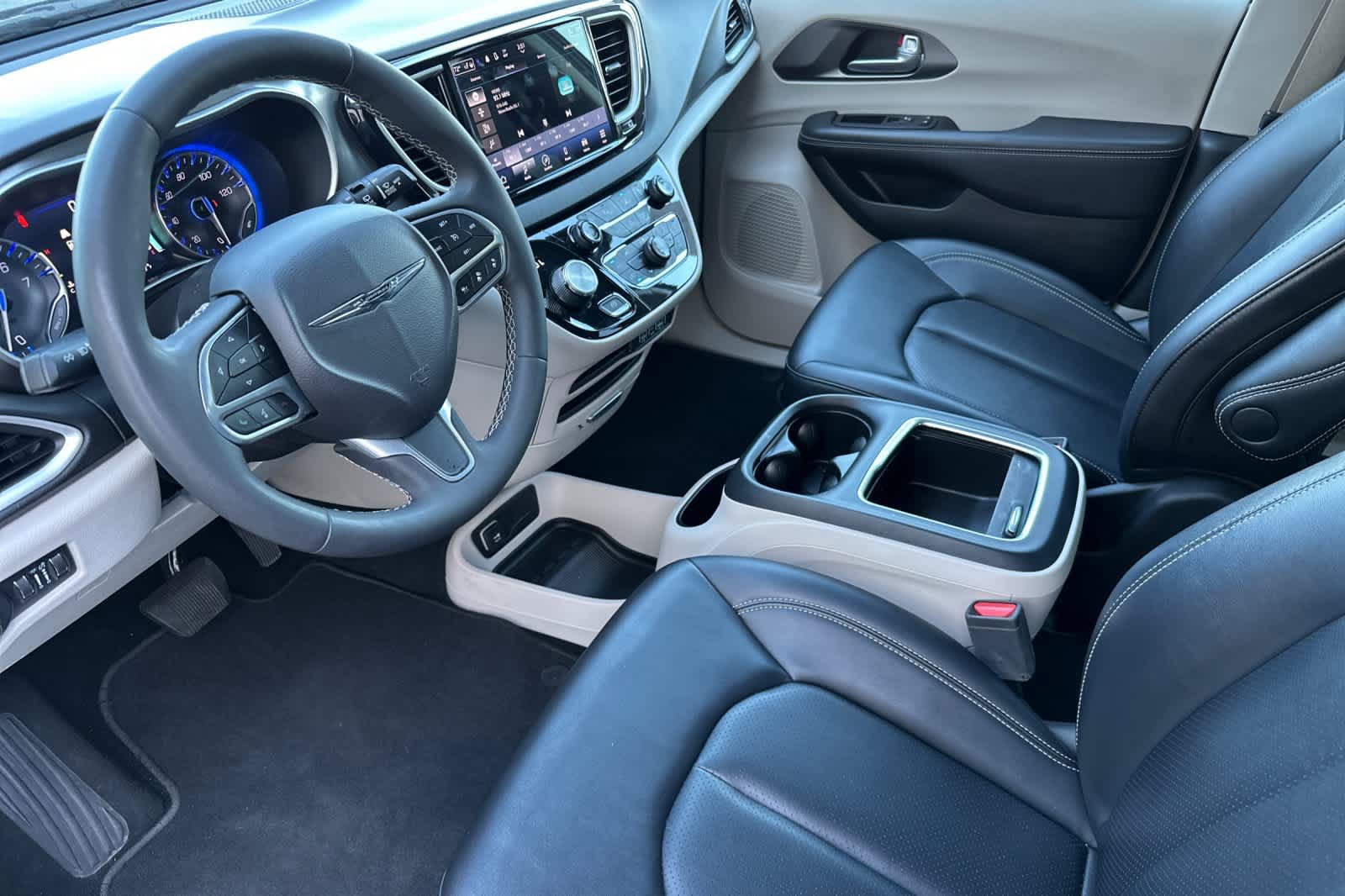 Used 2024 Chrysler Pacifica Touring-L FWD image 11