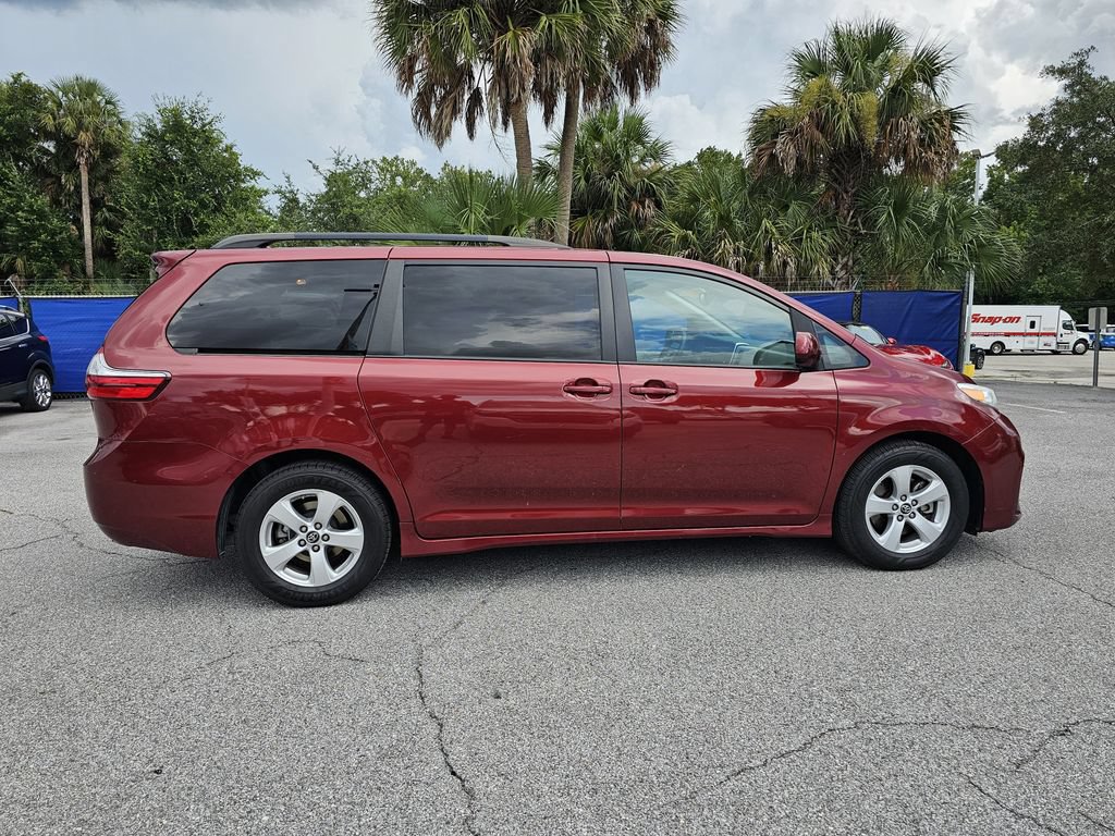 Used 2018 Toyota Sienna LE FWD image 2
