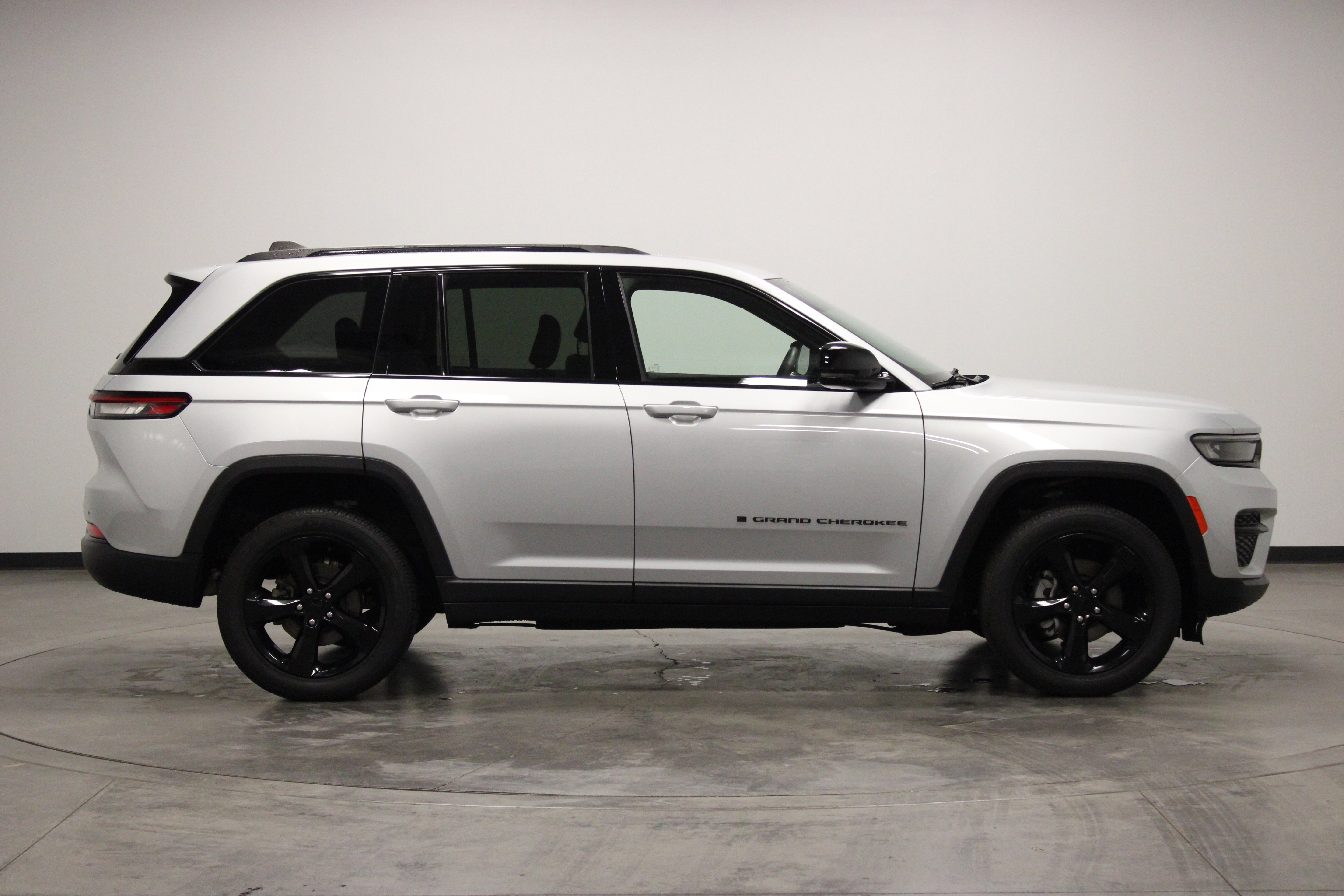 Used 2023 Jeep Grand Cherokee Altitude AWD/4WD image 9