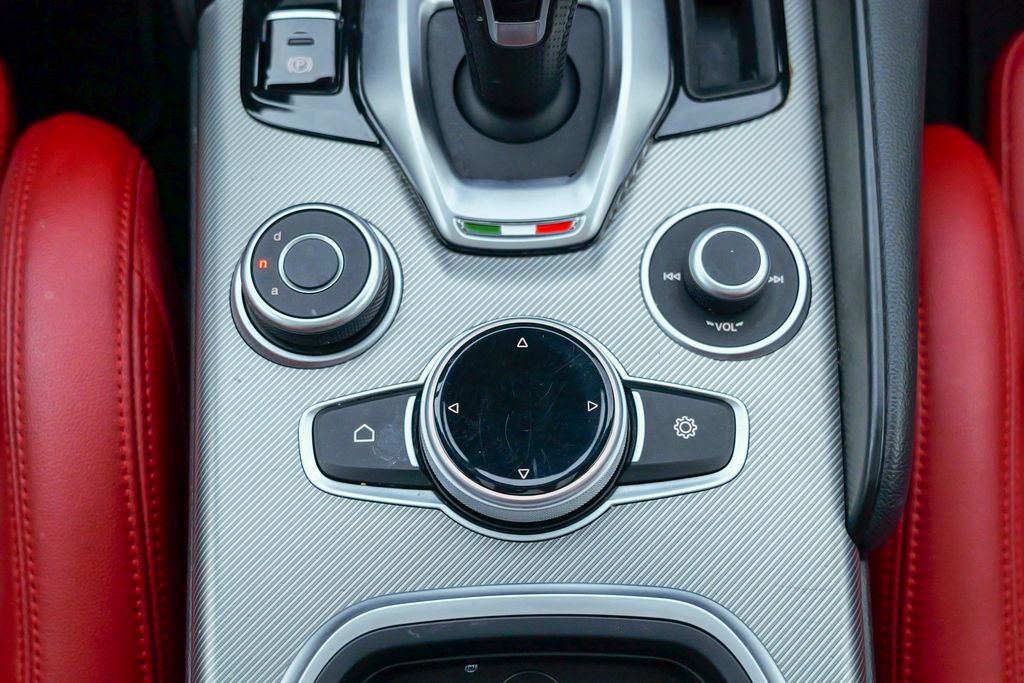 Used 2023 Alfa Romeo Giulia Veloce AWD/4WD image 52