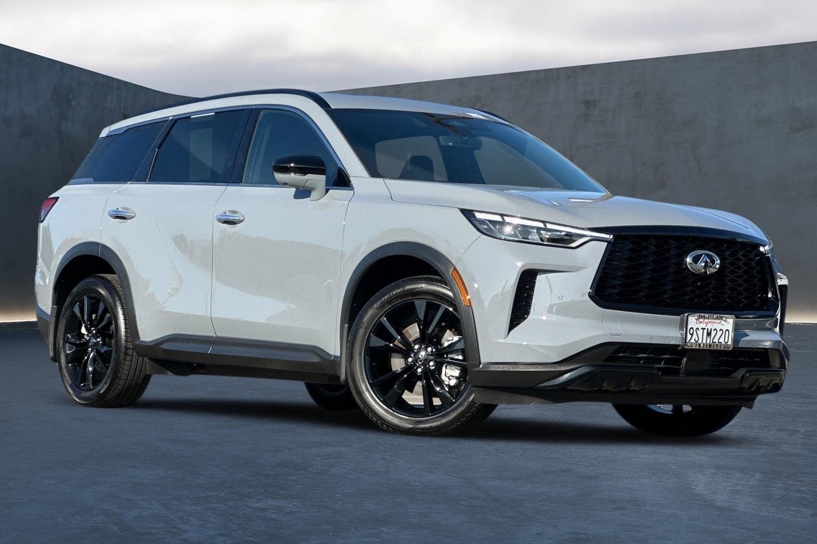 Certified 2025 INFINITI QX60 Luxe w/ Black Edition image 2