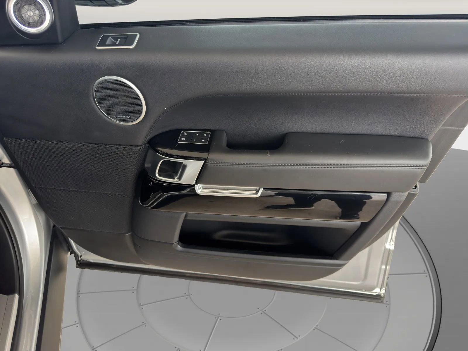 Used 2017 Land Rover Range Rover HSE image 17