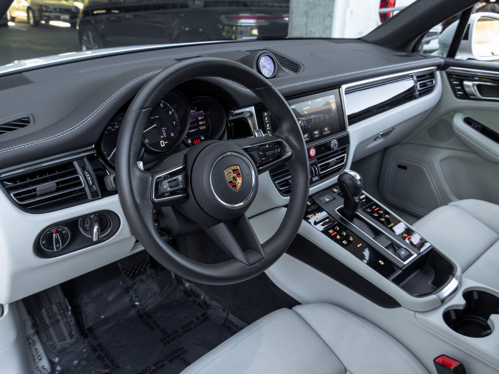 Certified 2025 Porsche Macan AWD/4WD image 4