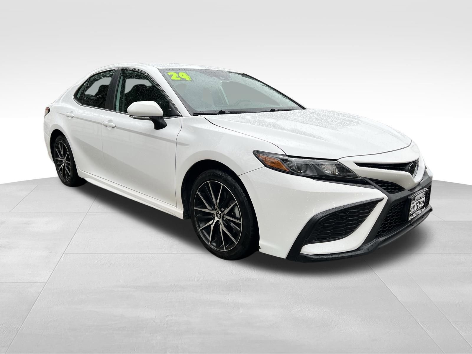 Used 2024 Toyota Camry SE FWD image 3