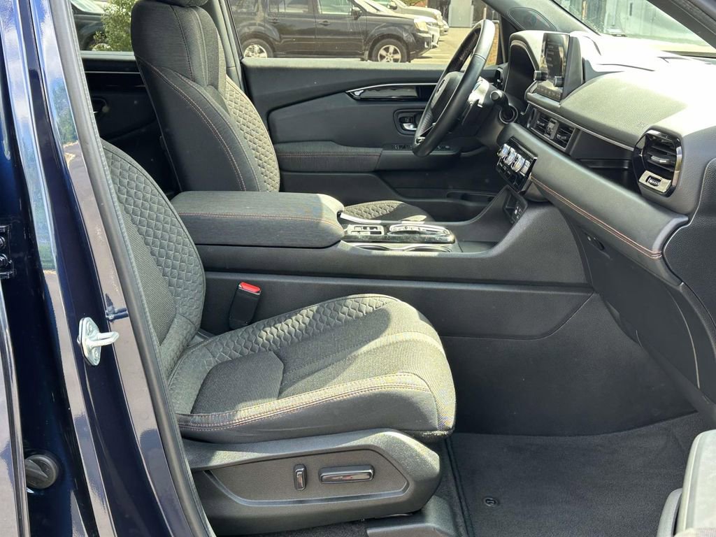 Certified 2025 Honda Pilot Sport image 7