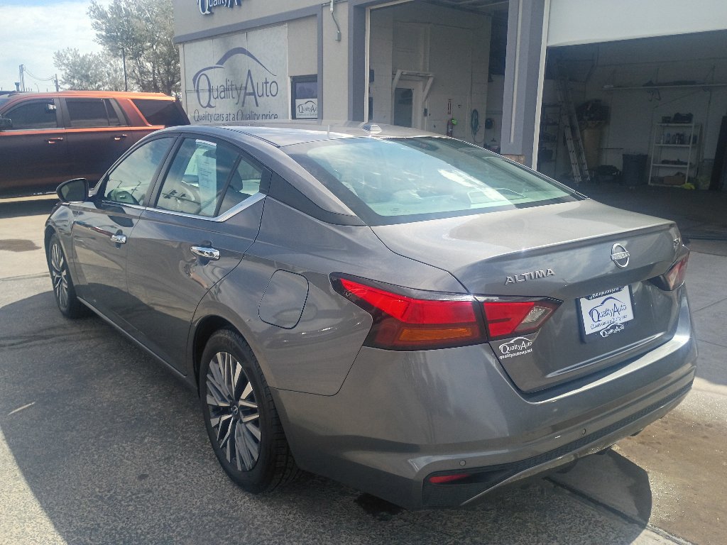 Used 2024 Nissan Altima 2.5 SV FWD image 8