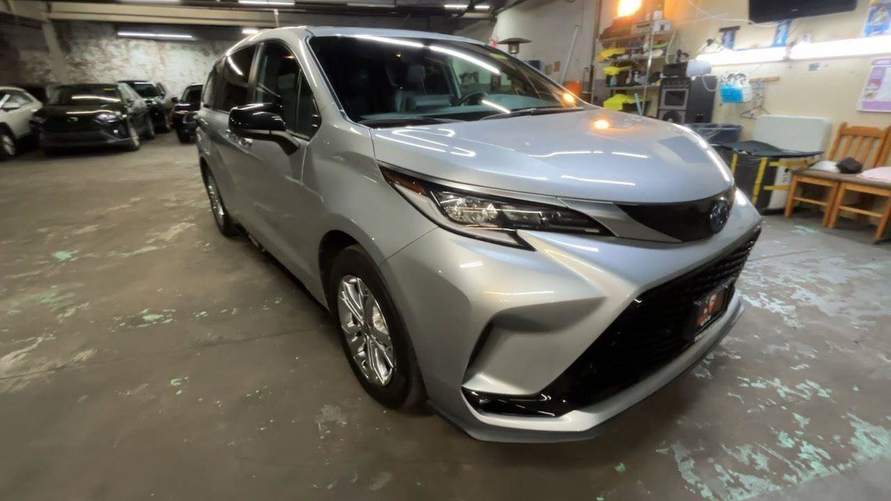 Certified 2022 Toyota Sienna XSE image 17