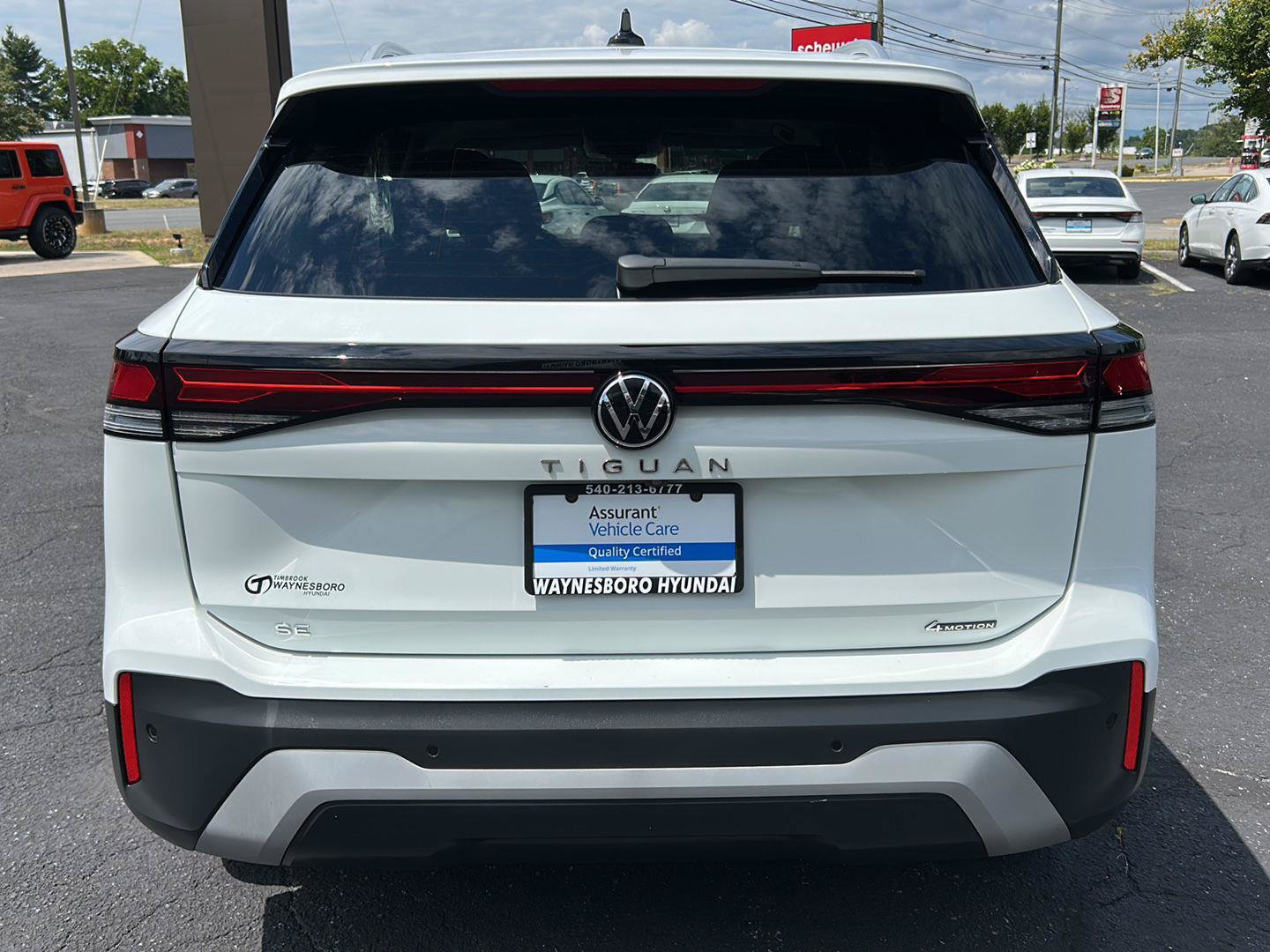 Used 2025 Volkswagen Tiguan SE w/ Panoramic Sunroof Package AWD/4WD image 6