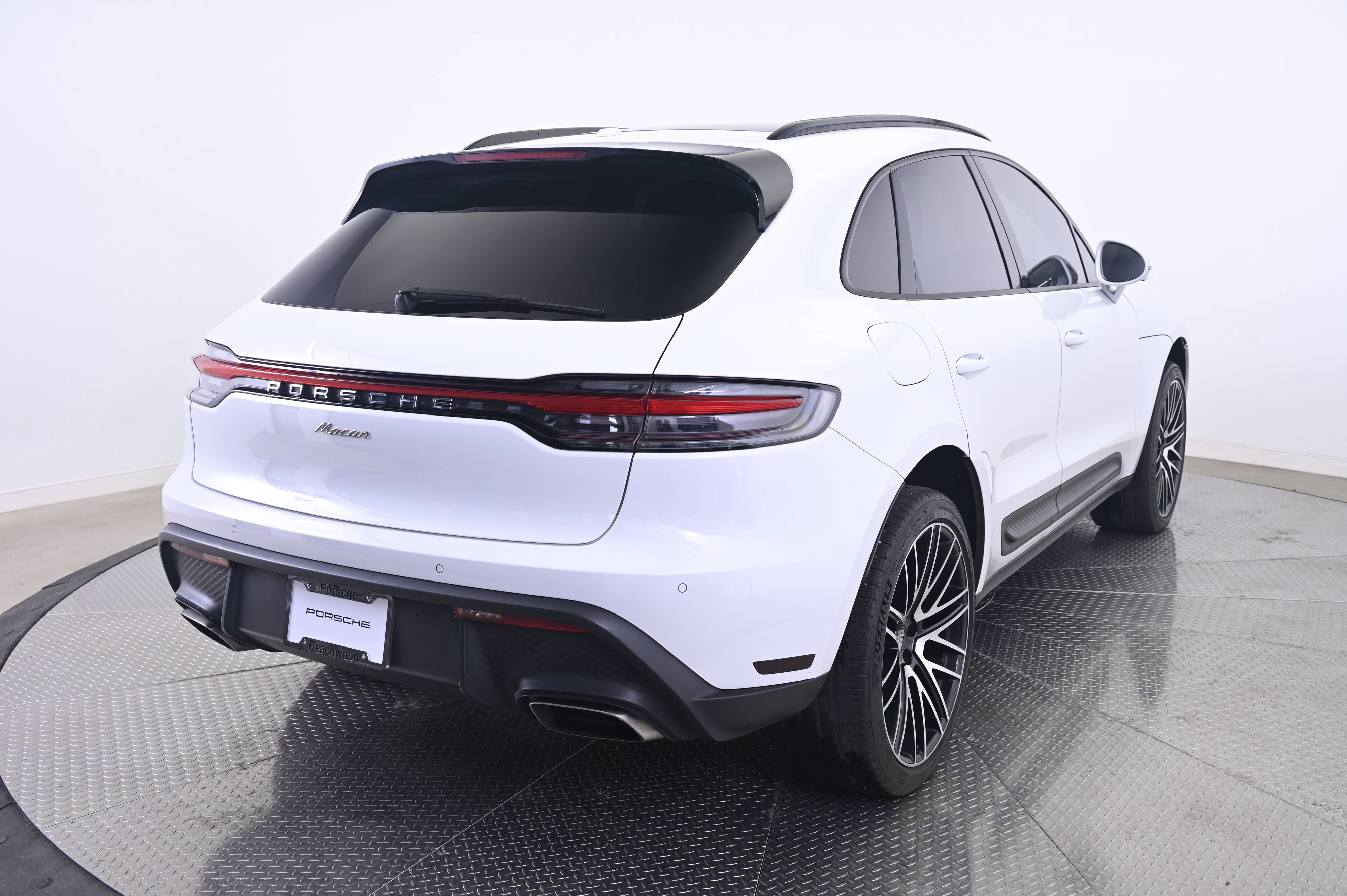 Certified 2022 Porsche Macan image 7