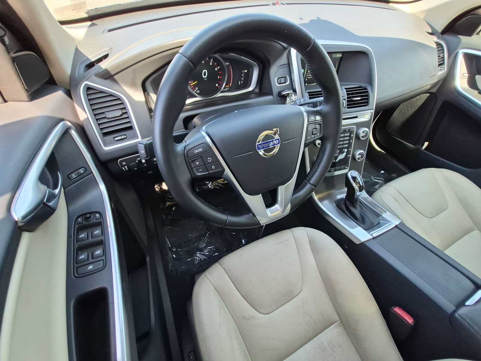 Used 2016 Volvo XC60 T5 Premier w/ Proximity Package AWD/4WD image 10
