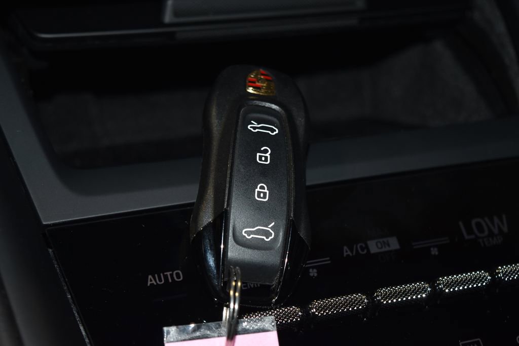 Certified 2025 Porsche Macan Electric image 17