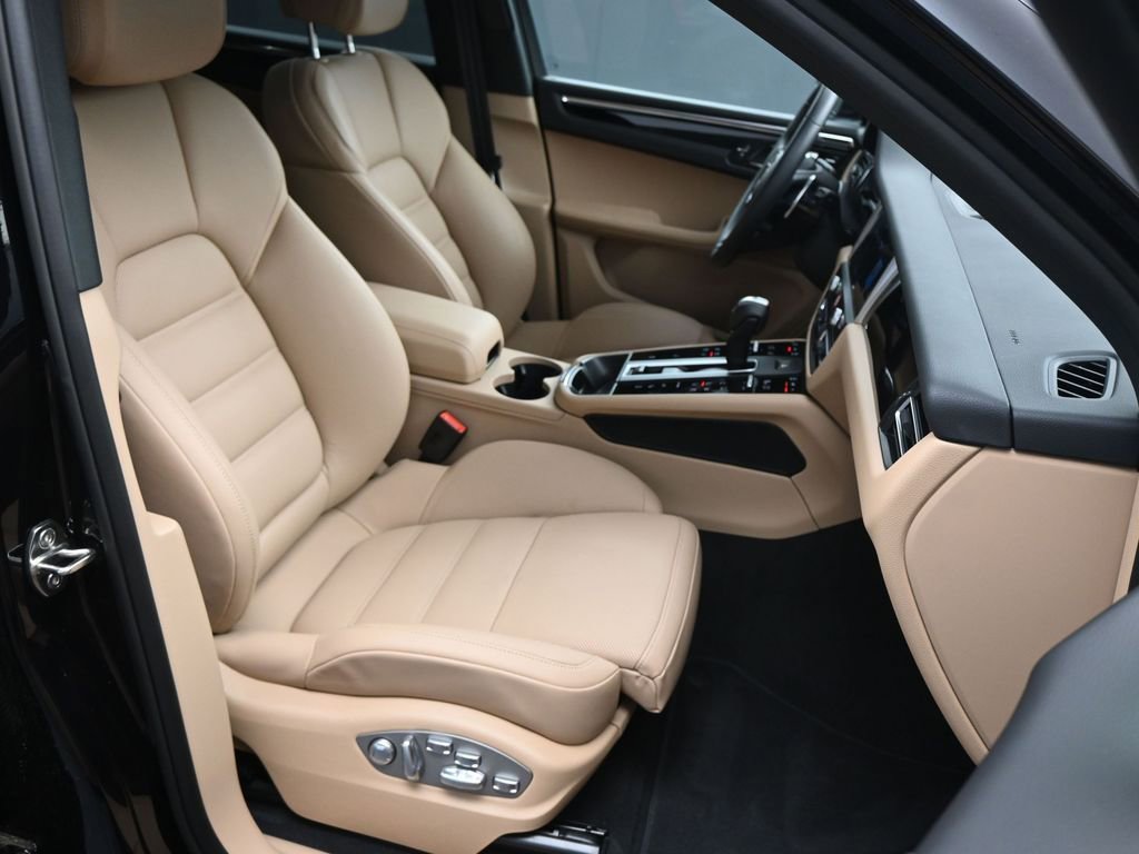 Certified 2025 Porsche Macan image 11