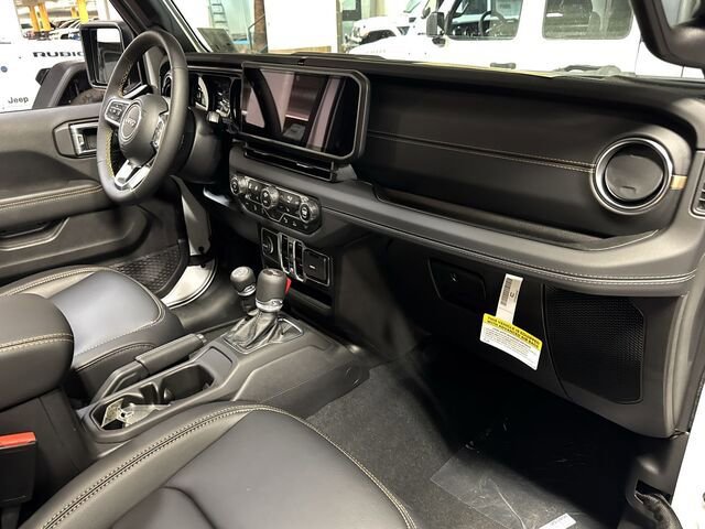 New 2024 Jeep Wrangler Sahara w/ Technology Group AWD/4WD image 27