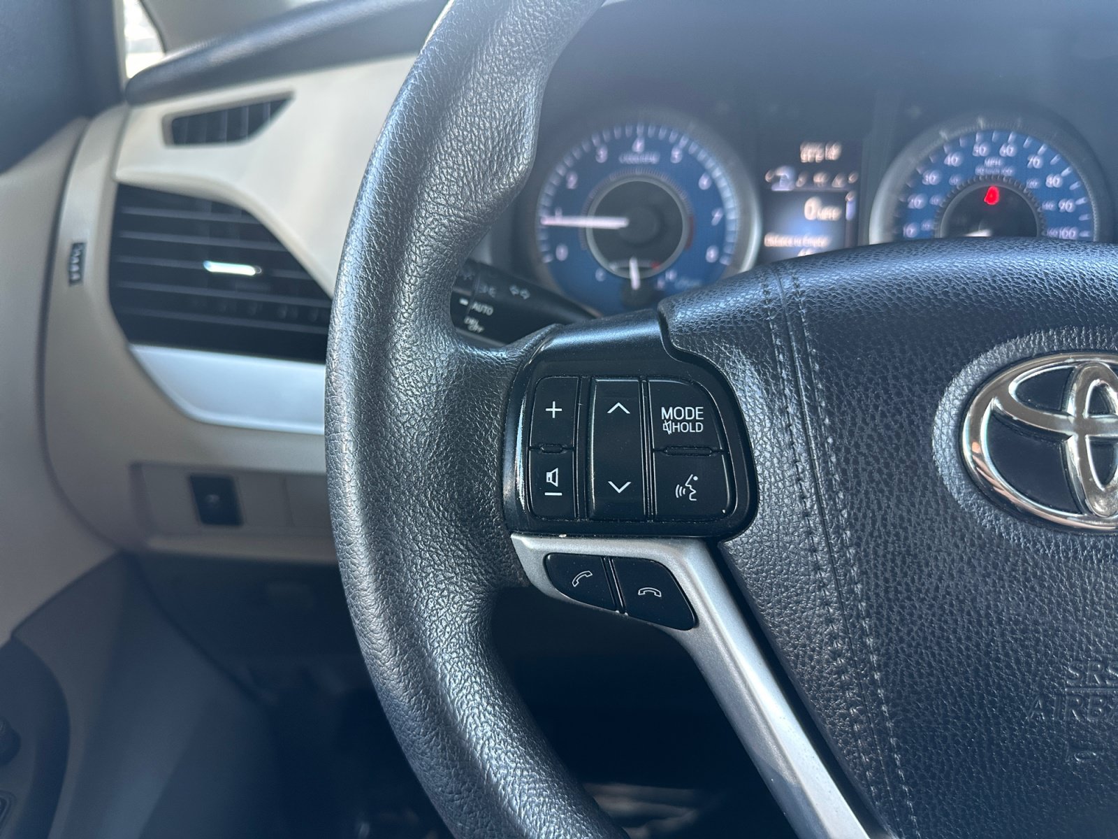 Used 2020 Toyota Sienna LE w/ Carpet Mat Package FWD image 18