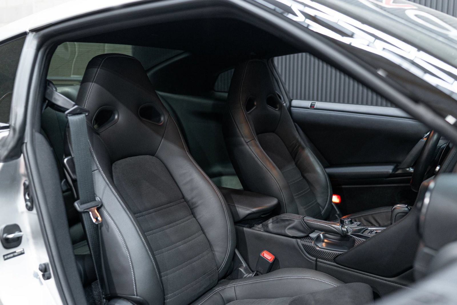 Used 2024 Nissan GT-R Premium w/ Floor Mat Package AWD/4WD image 37