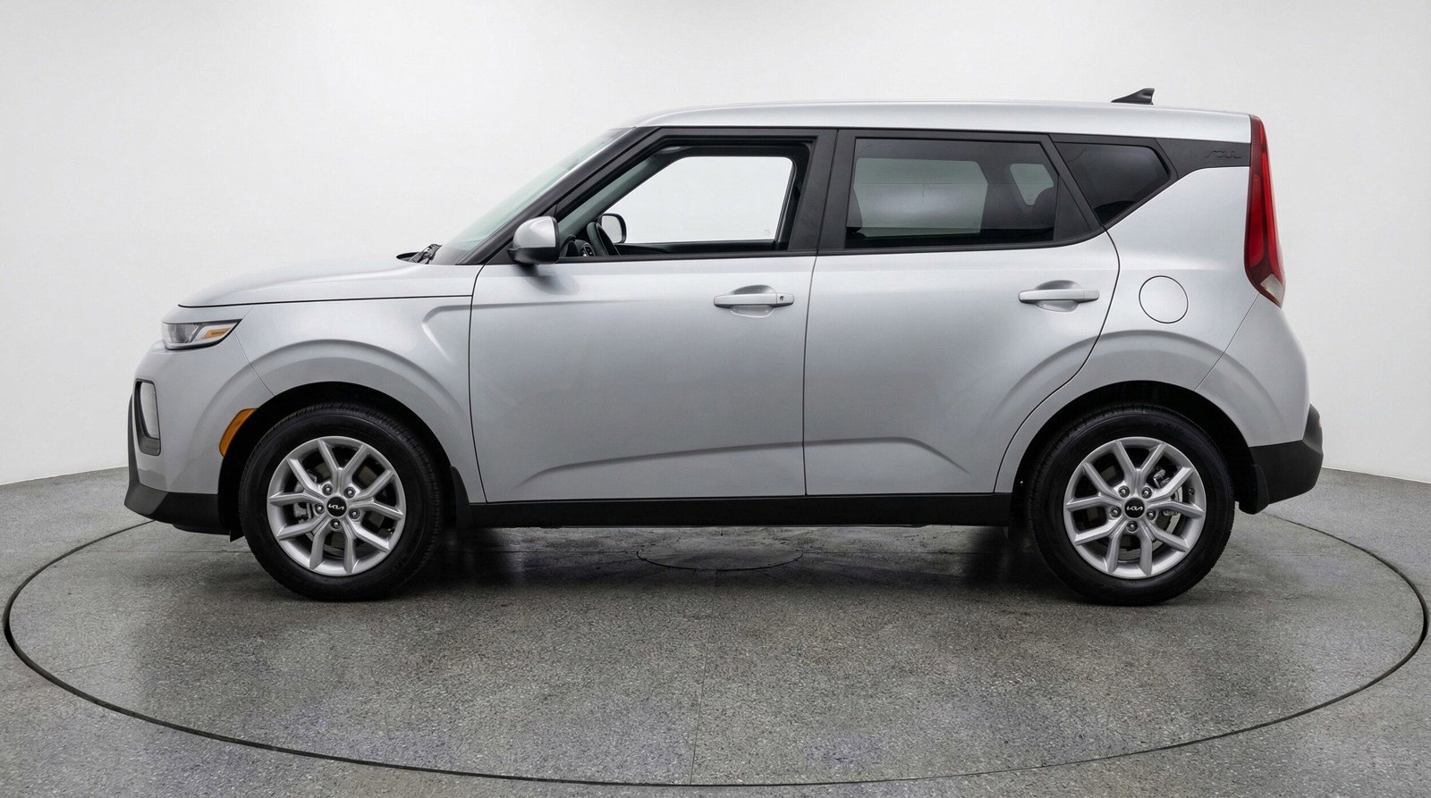 Used 2025 Kia Soul LX w/ LX Technology Package FWD image 4