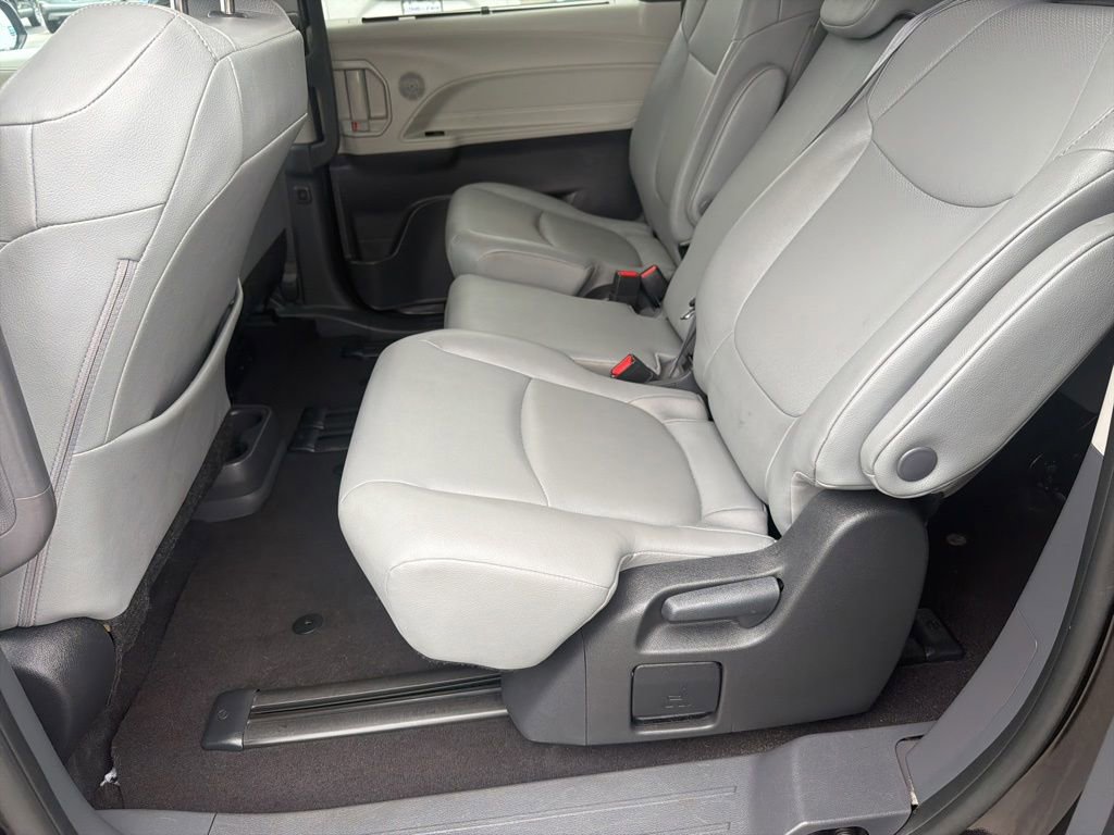 Used 2024 Toyota Sienna XLE FWD image 13