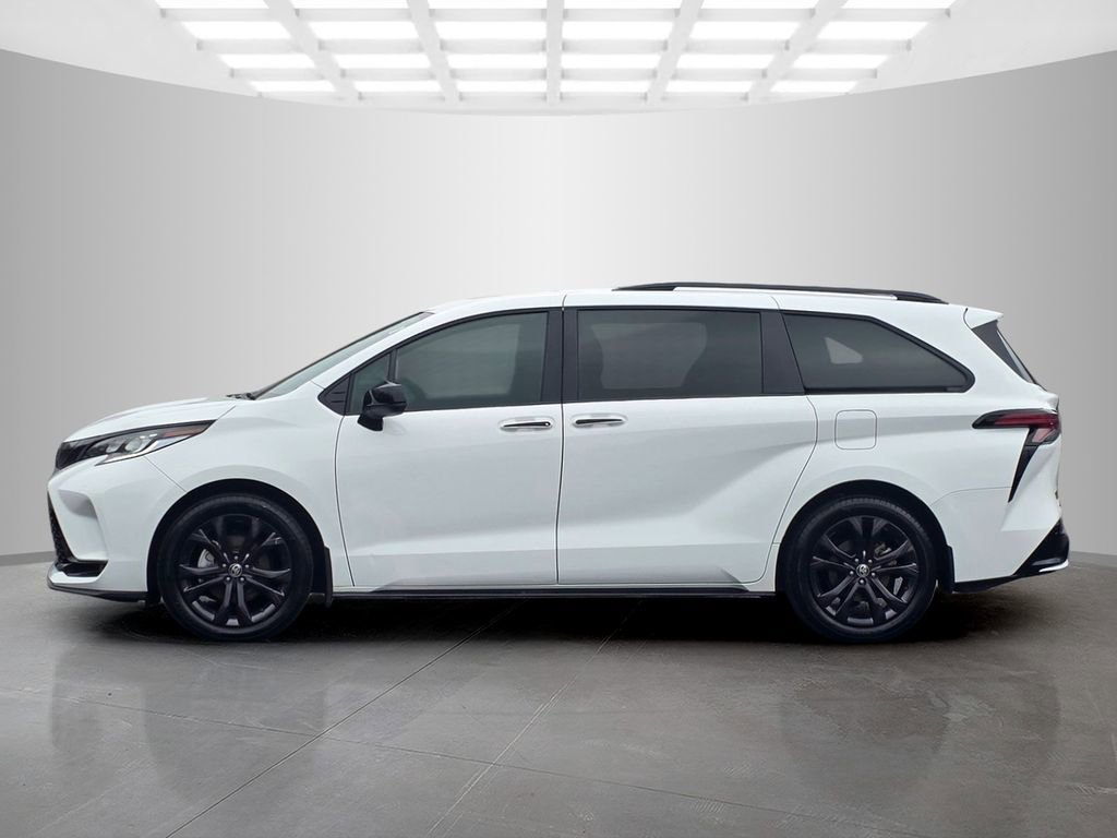 Used 2025 Toyota Sienna XSE w/ XSE Plus Package image 2