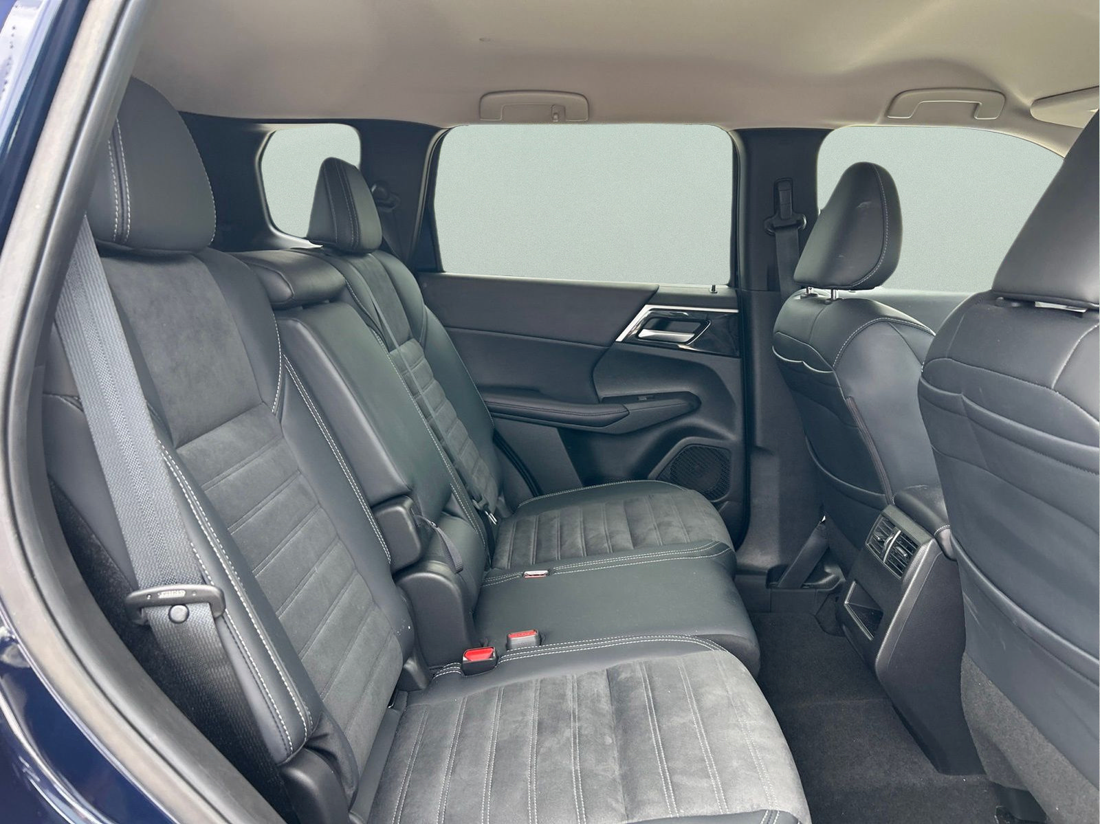 Used 2024 Mitsubishi Outlander SE FWD image 12