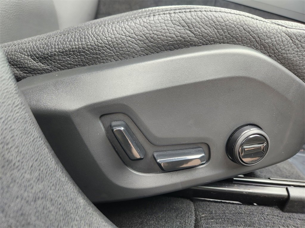 Used 2025 Volvo XC60 B5 Plus image 19