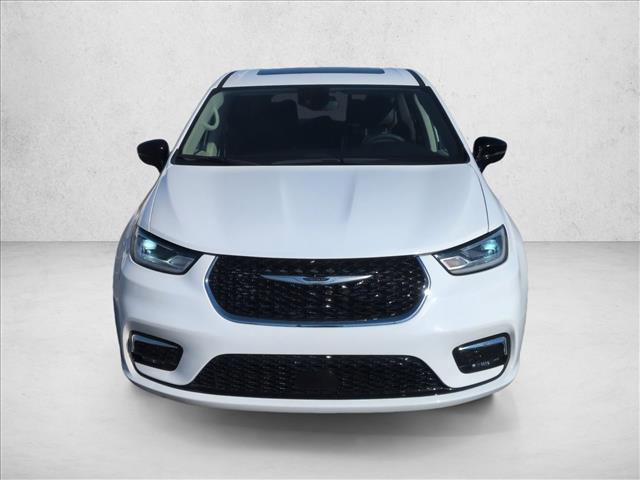 Used 2024 Chrysler Pacifica Limited image 2