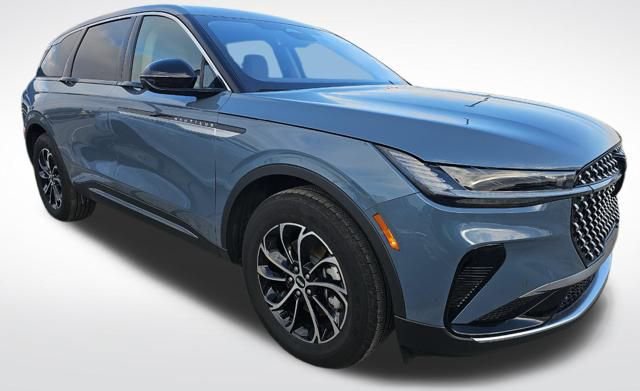 Used 2025 Lincoln Nautilus Premier image 4