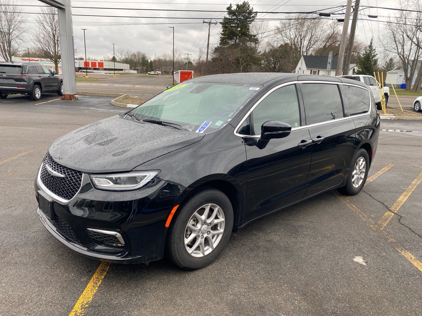 Used 2025 Chrysler Pacifica Select image 3