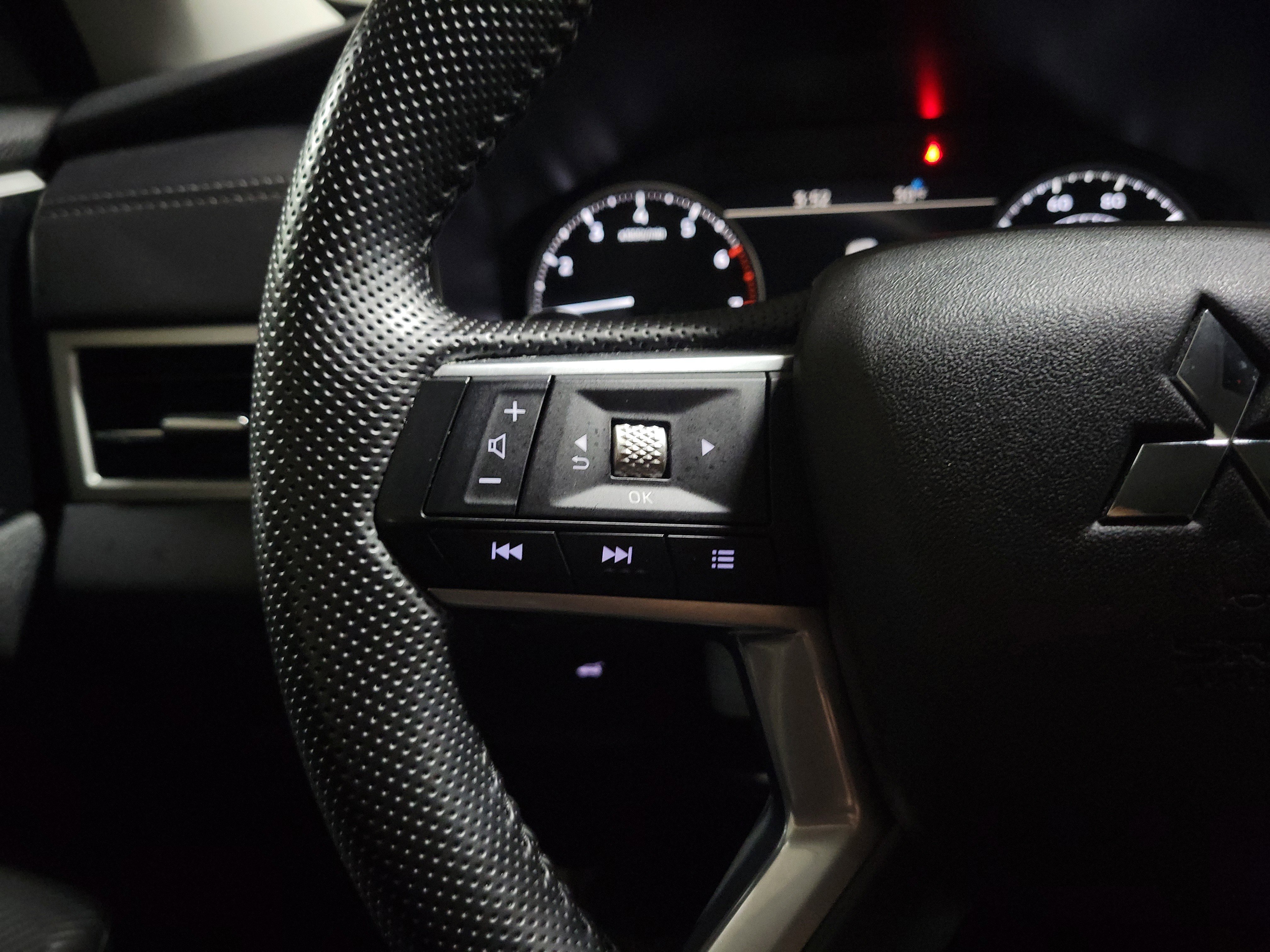 Used 2025 Mitsubishi Outlander SE image 26