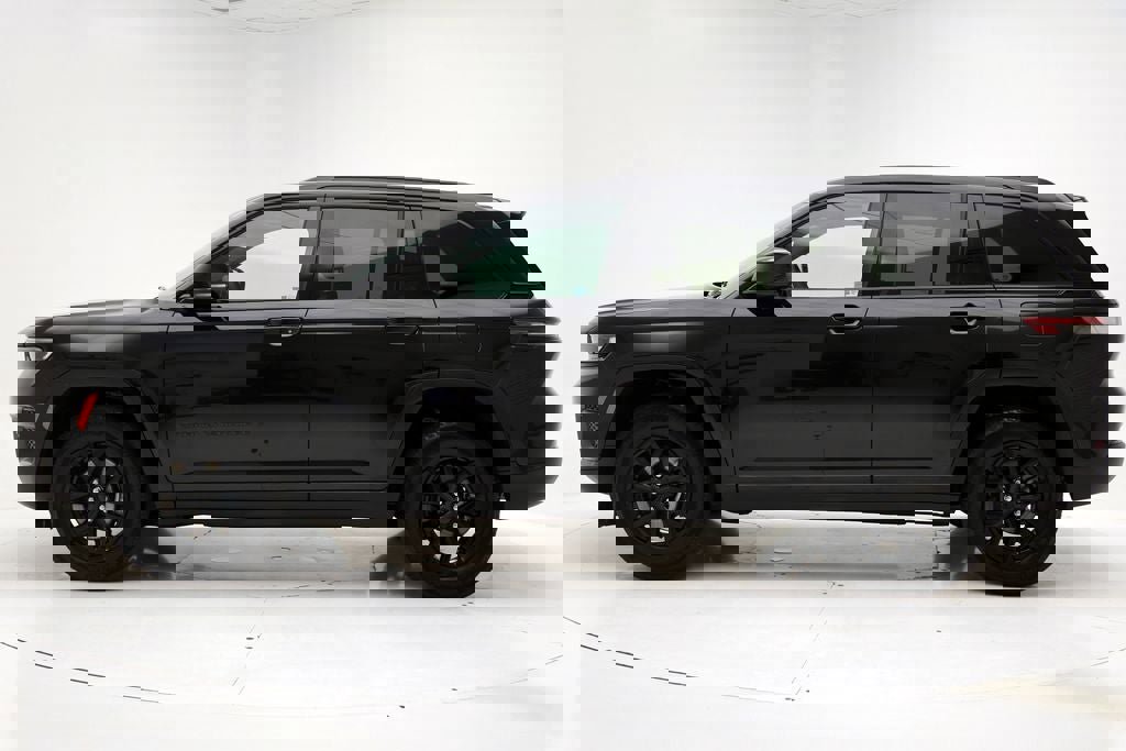 Used 2025 Jeep Grand Cherokee Altitude AWD/4WD image 5