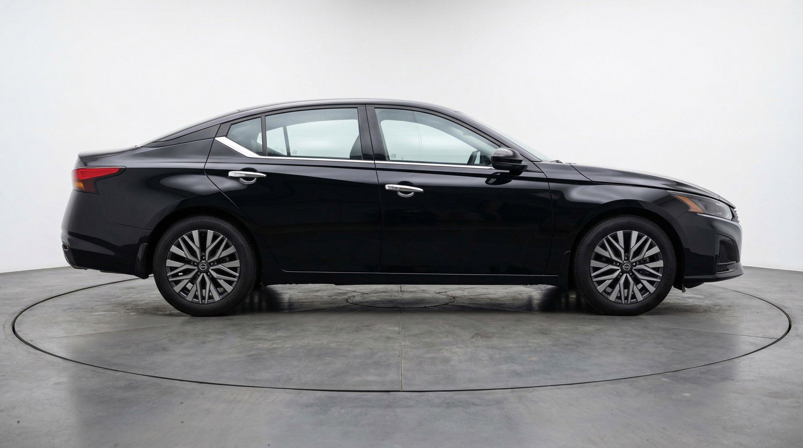 Used 2025 Nissan Altima 2.5 SV image 11