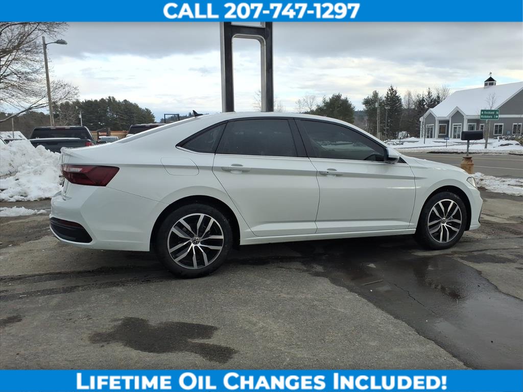 Used 2025 Volkswagen Jetta SE image 4