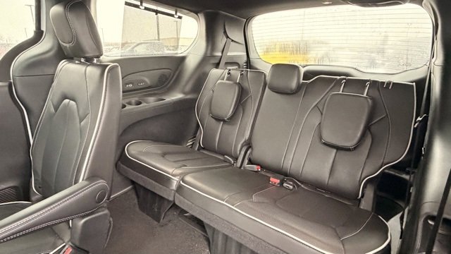 Used 2023 Chrysler Pacifica Limited w/ Uconnect Theater Family Group image 12