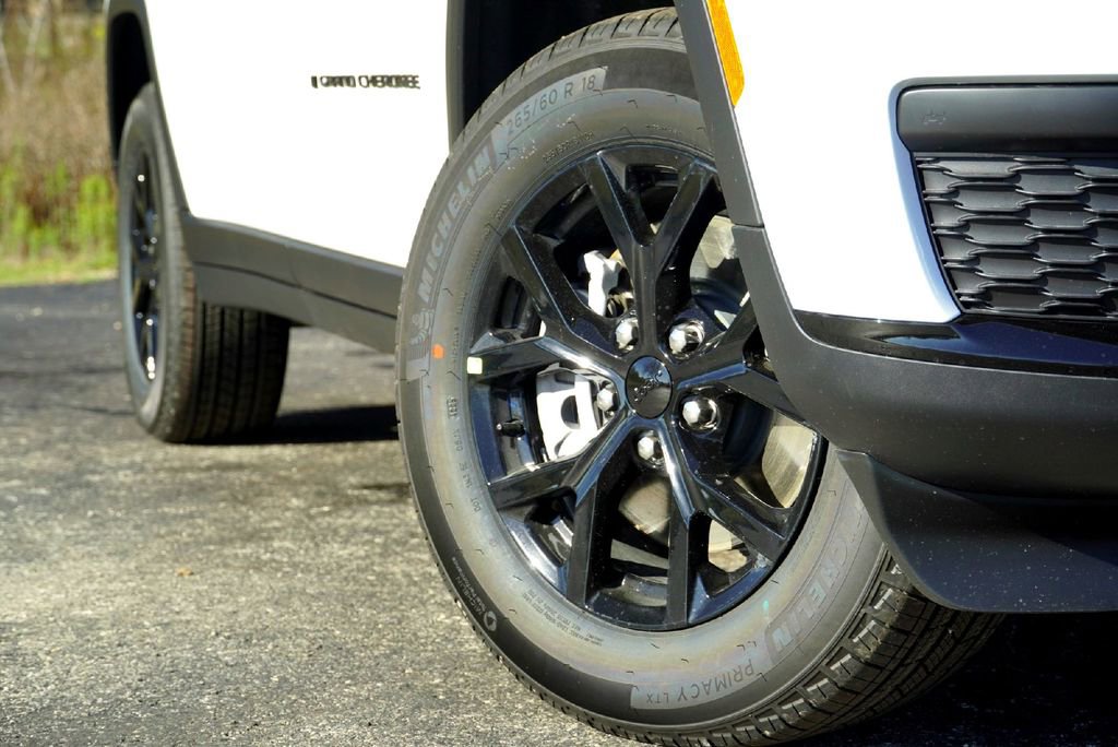 New 2025 Jeep Grand Cherokee L Altitude image 4