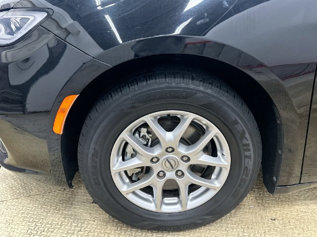 Used 2024 Chrysler Pacifica Touring-L FWD image 26