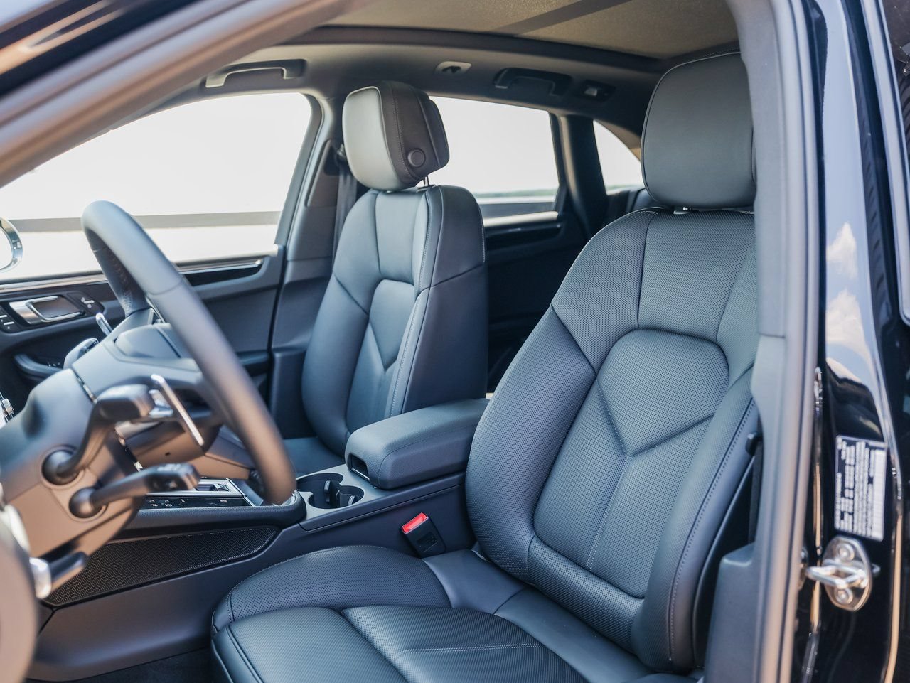 Certified 2026 Porsche Macan AWD/4WD image 5