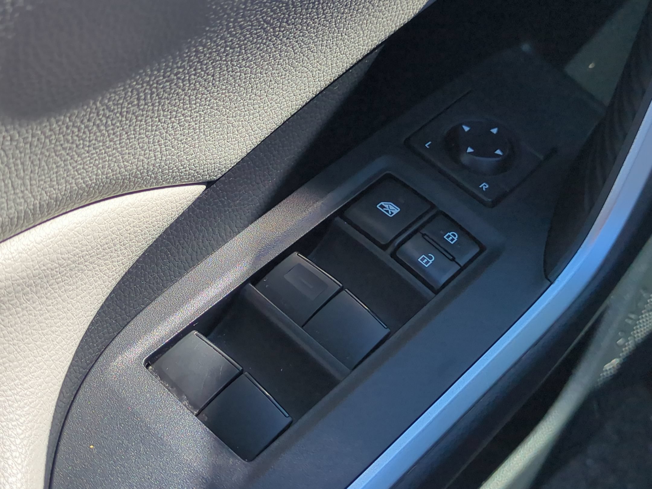 Used 2019 Toyota RAV4 XLE FWD image 12