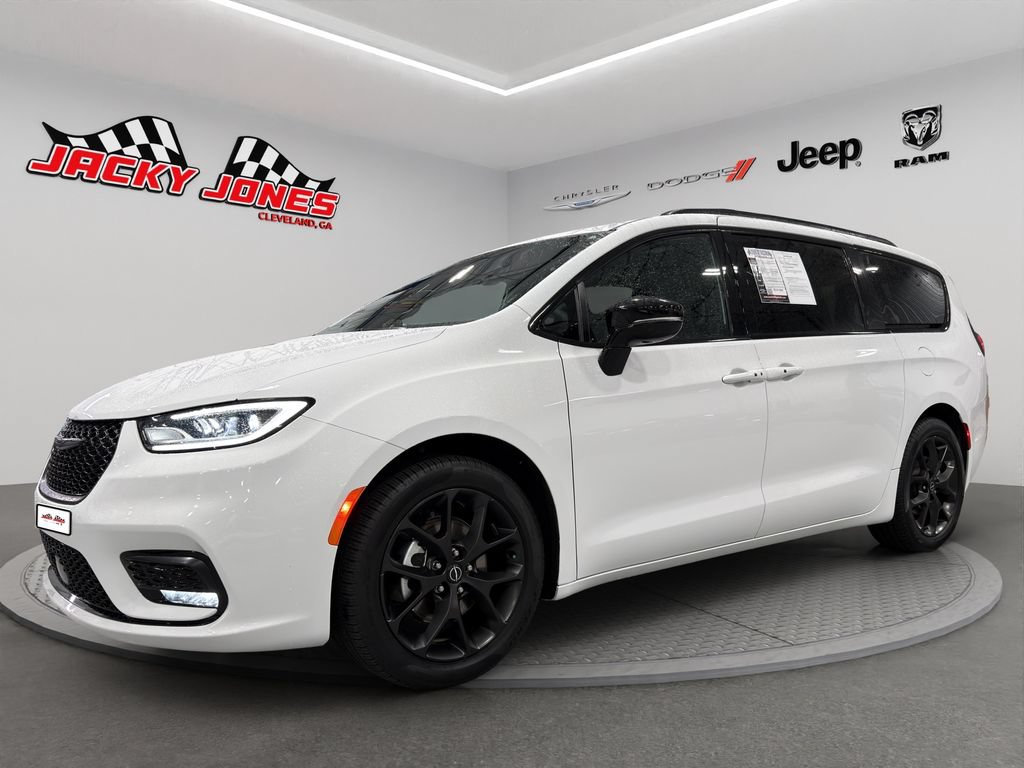 Used 2025 Chrysler Pacifica Limited