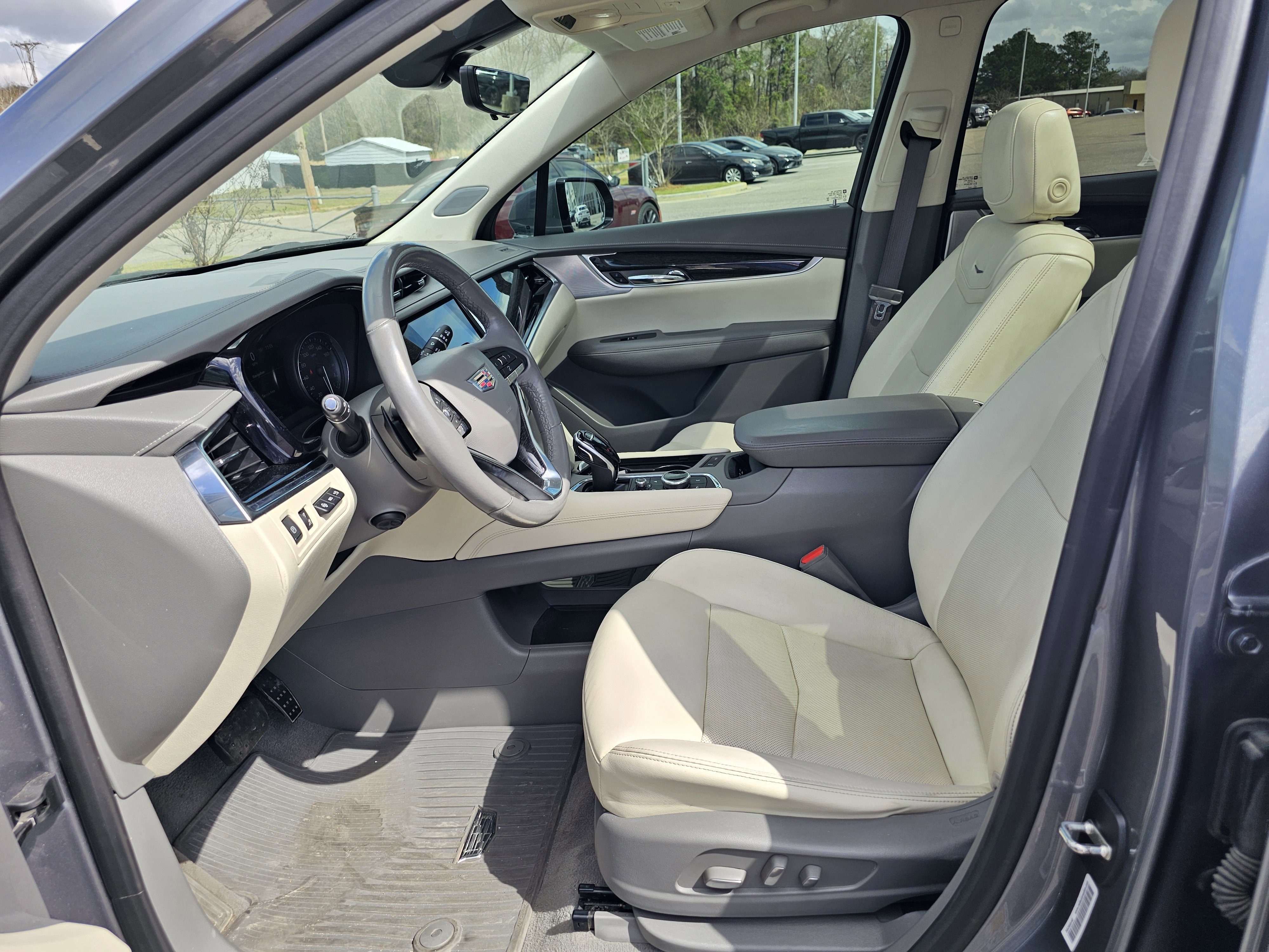 Used 2022 Cadillac XT6 Premium Luxury w/ Technology Package image 15