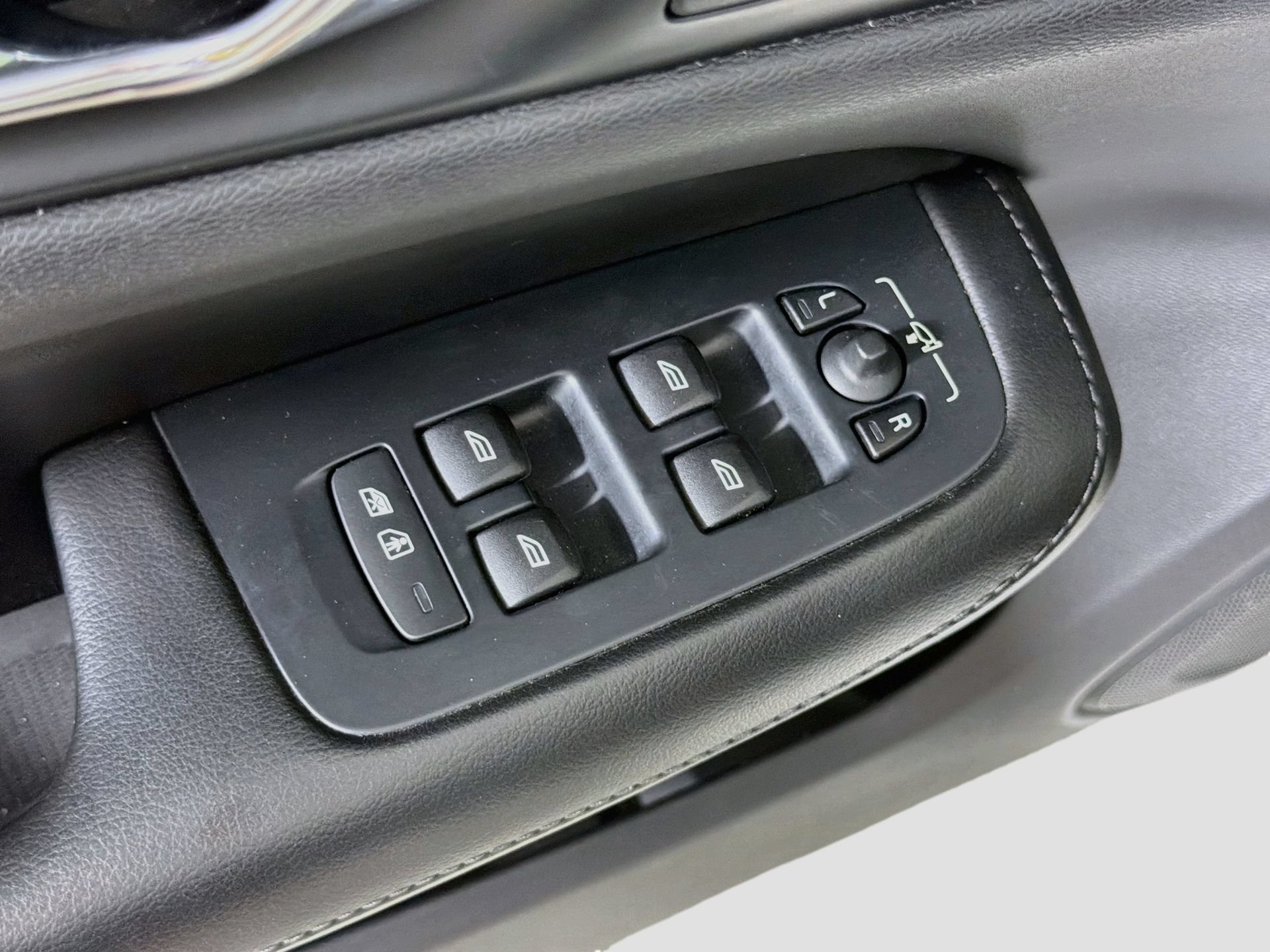 Used 2019 Volvo S60 T5 Momentum w/ Multimedia Package FWD image 19