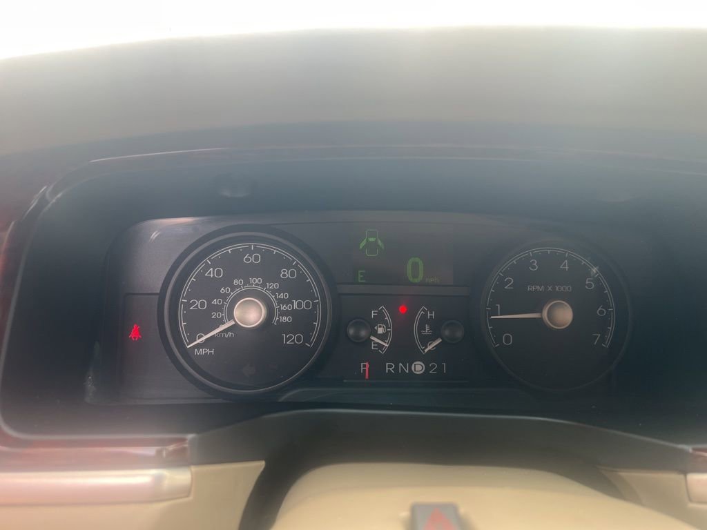 Used 2009 Lincoln Town Car Signature Limited image 14