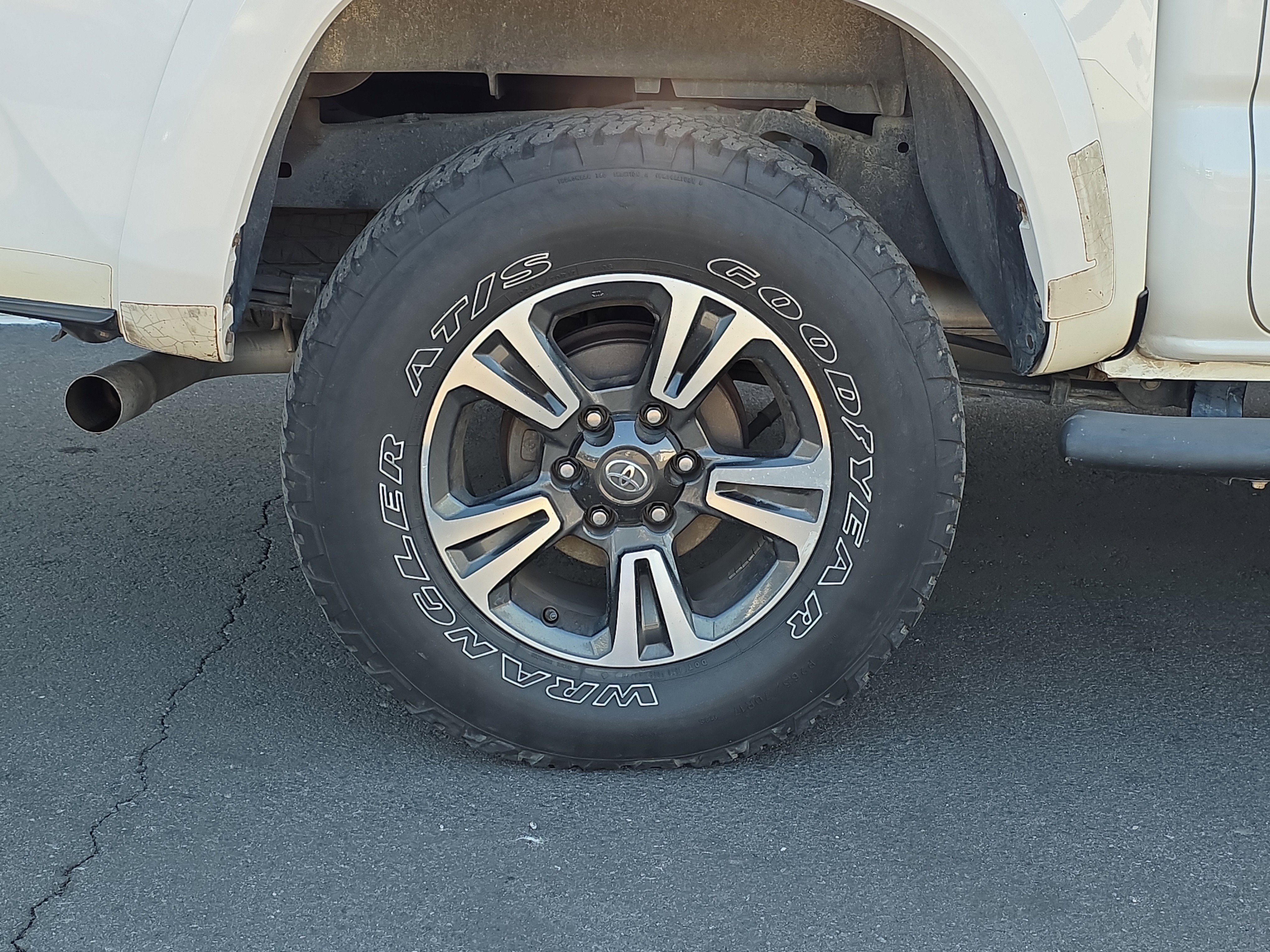 Used 2017 Toyota Tacoma TRD Sport w/ Premium & Technology Package AWD/4WD image 11