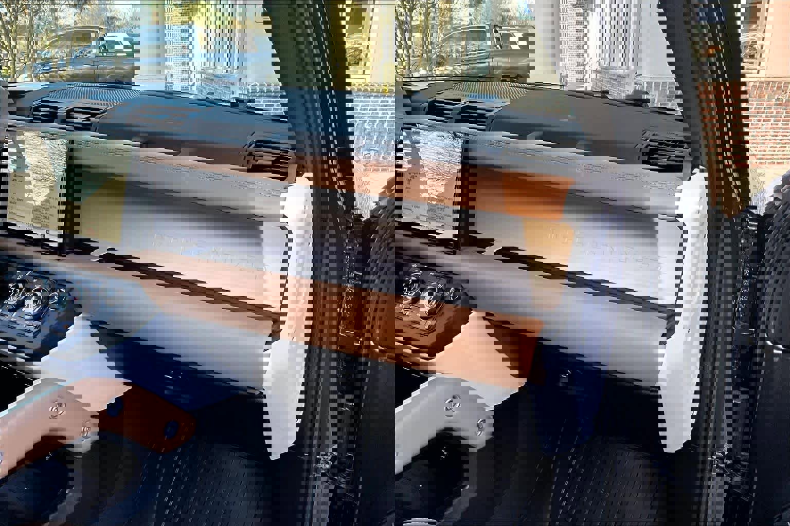 Used 2025 Land Rover Defender 110 X-Dynamic SE image 18