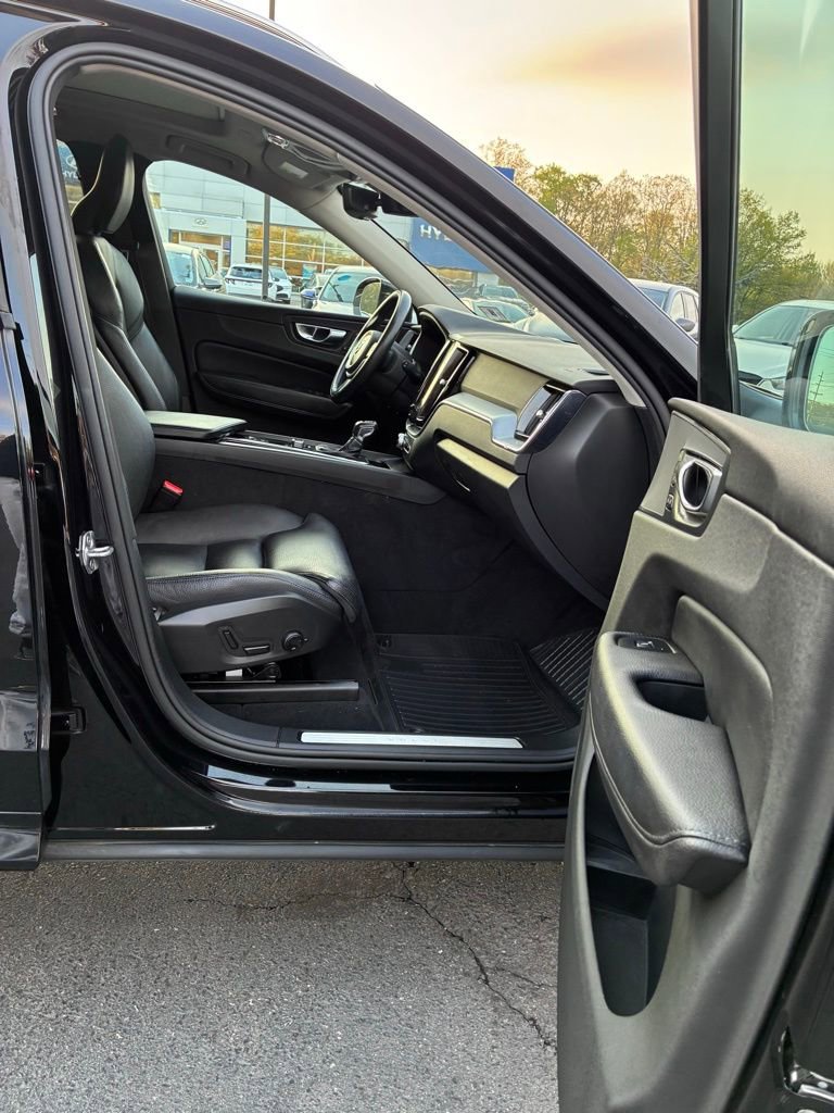 Used 2019 Volvo XC60 T6 Momentum w/ Premium Package image 22