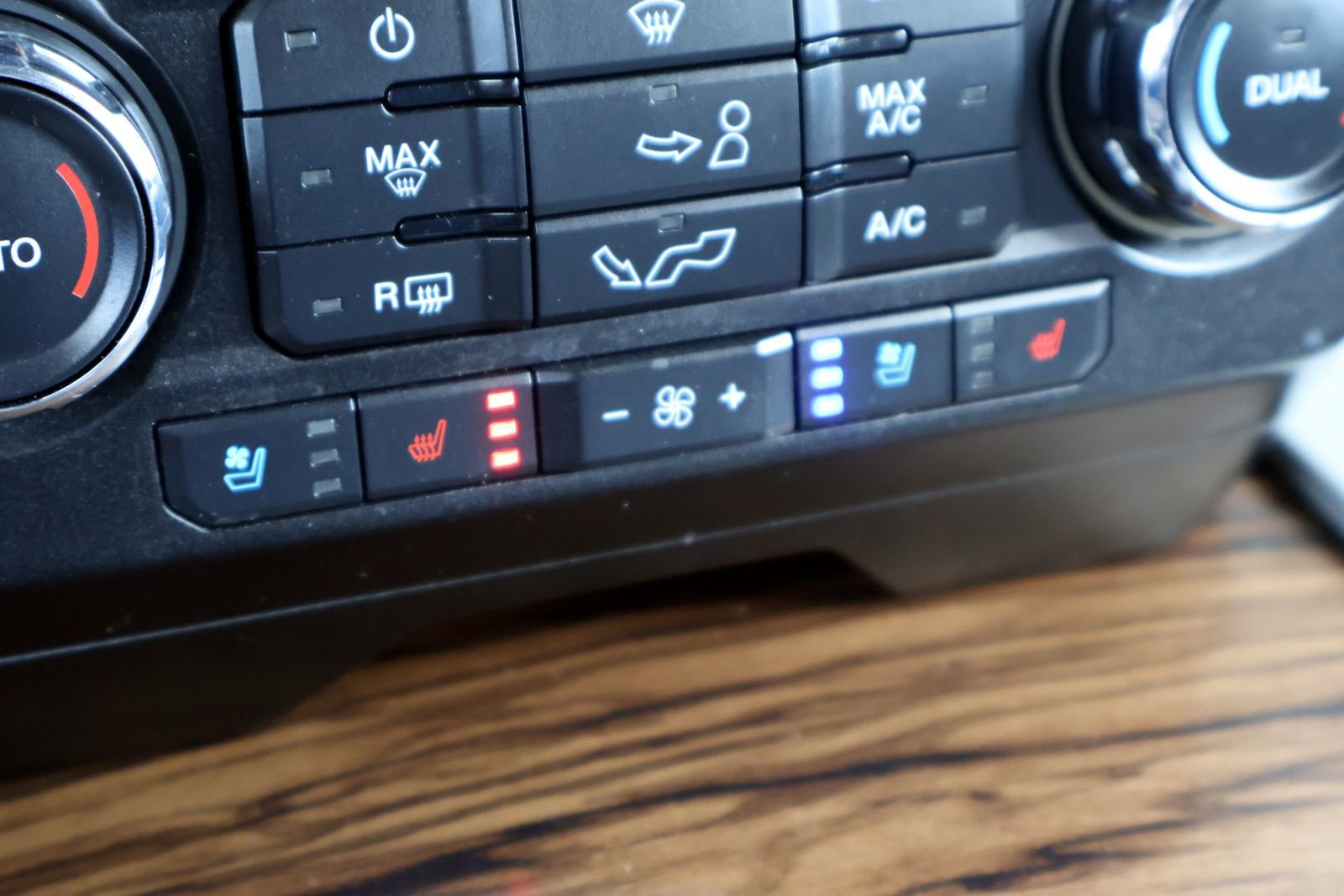 Used 2020 Ford F150 Lariat image 29