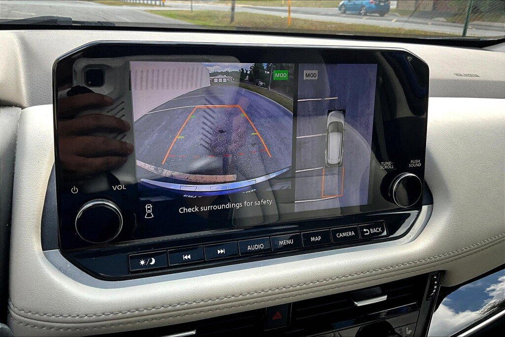 Used 2023 Nissan Rogue SL w/ SL Premium Package image 9
