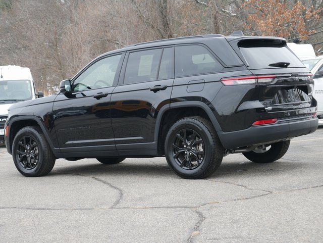 Used 2025 Jeep Grand Cherokee Altitude image 4