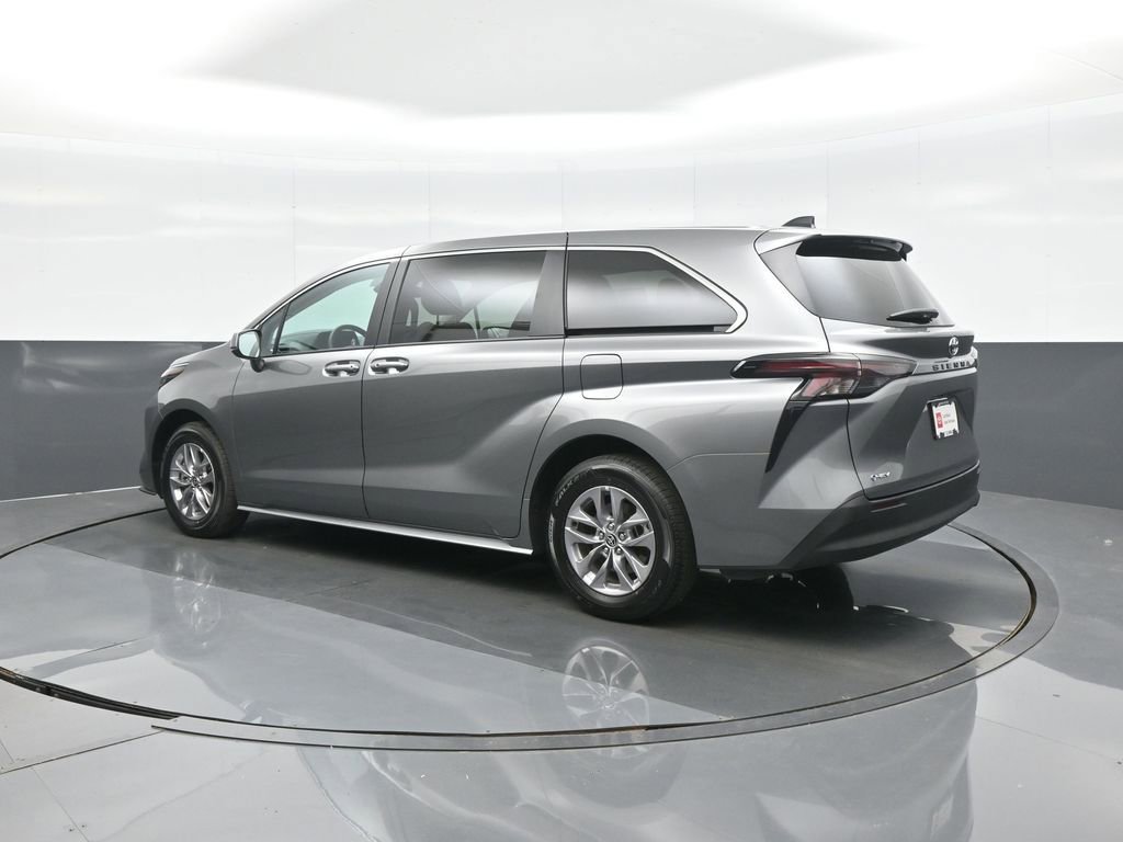 Used 2026 Toyota Sienna LE FWD image 5